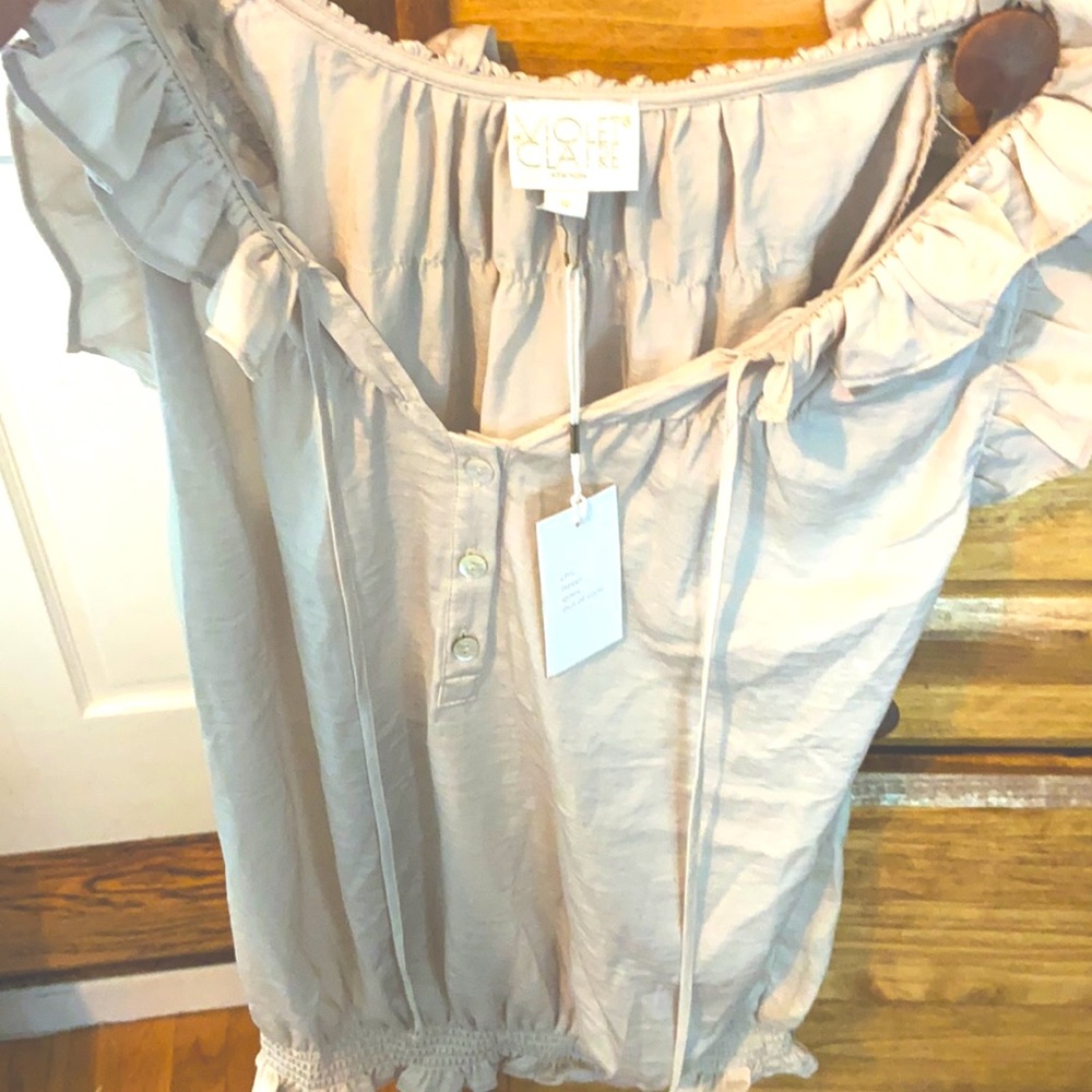 Super cute tan blouse size small